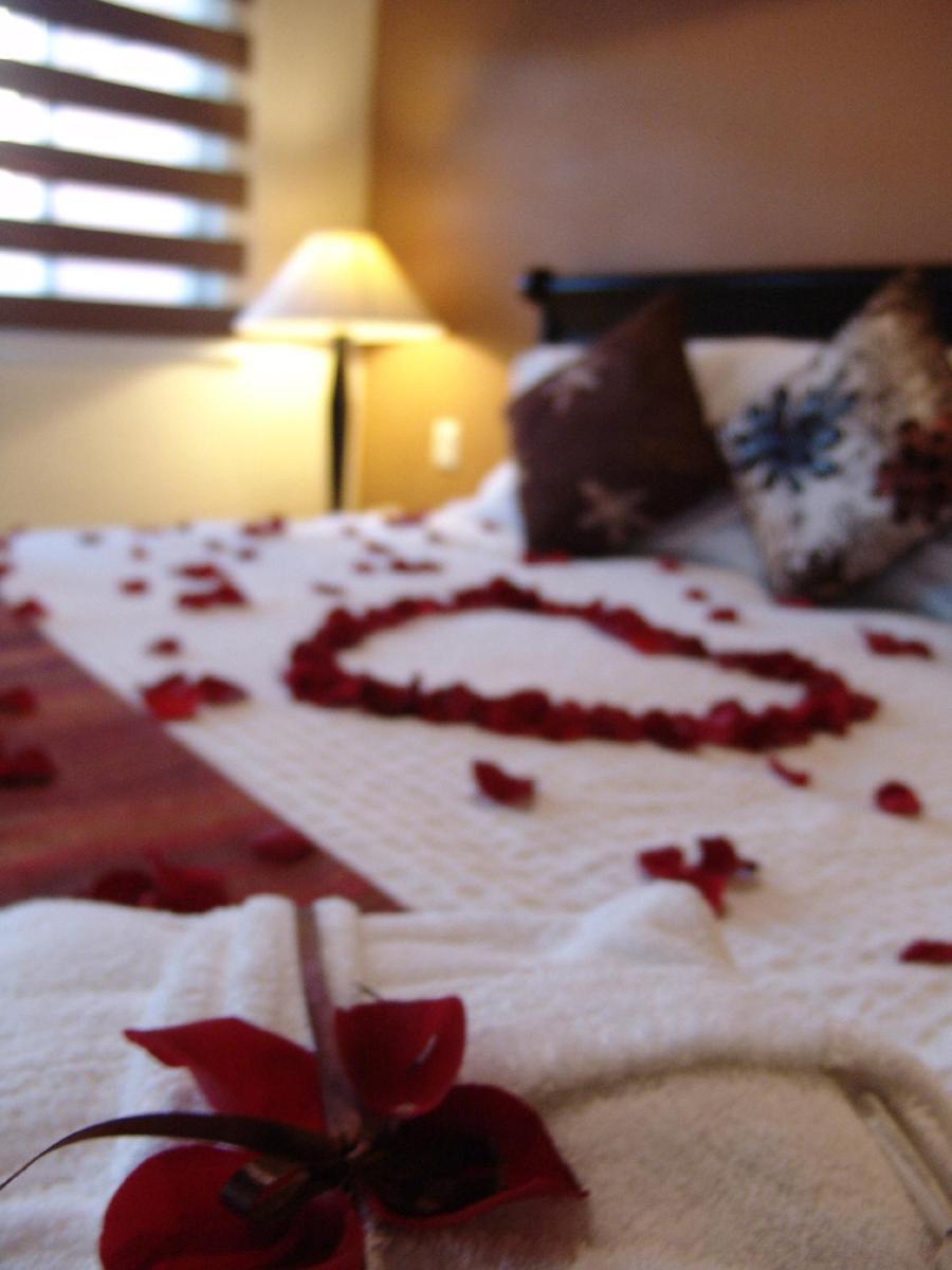 Casa Del Tio Hotel Boutique سان ميغيل دي الليندي الغرفة الصورة A bed decorated with rose petals
