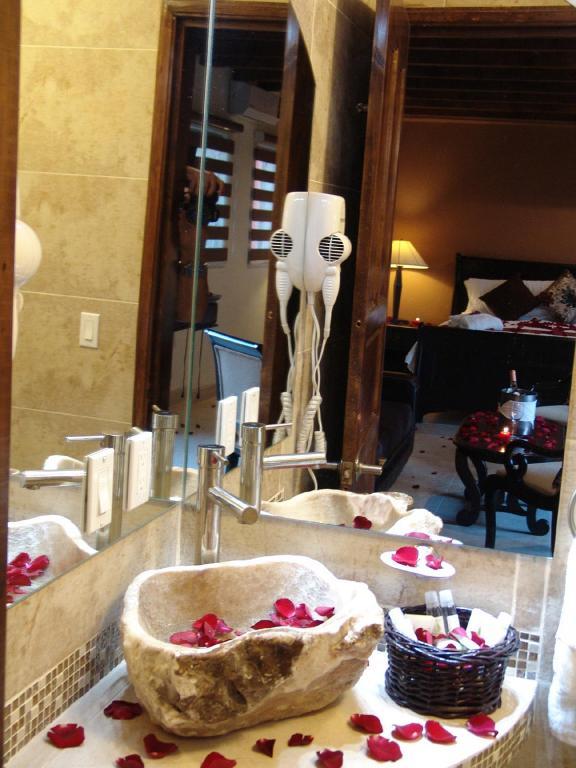 Casa Del Tio Hotel Boutique سان ميغيل دي الليندي الغرفة الصورة A bathroom at the hotel