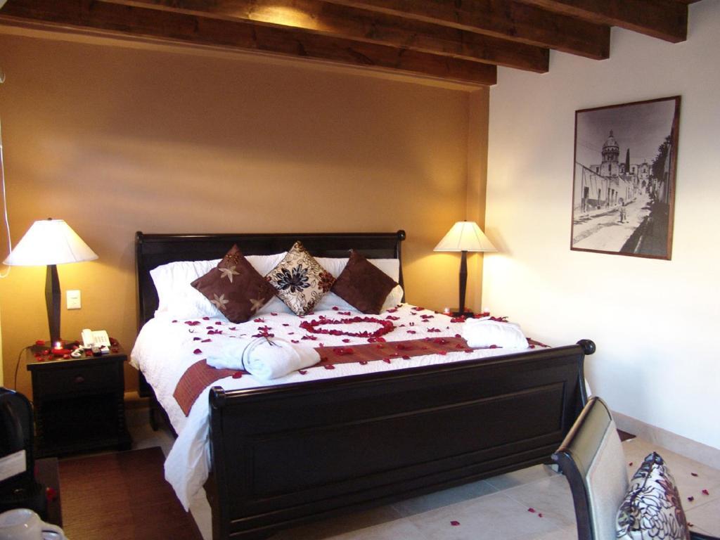 Casa Del Tio Hotel Boutique سان ميغيل دي الليندي الغرفة الصورة A bedroom at the Inn at the Quinta Real