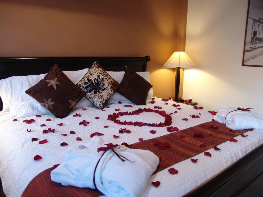 Casa Del Tio Hotel Boutique سان ميغيل دي الليندي الغرفة الصورة A bed with rose petals