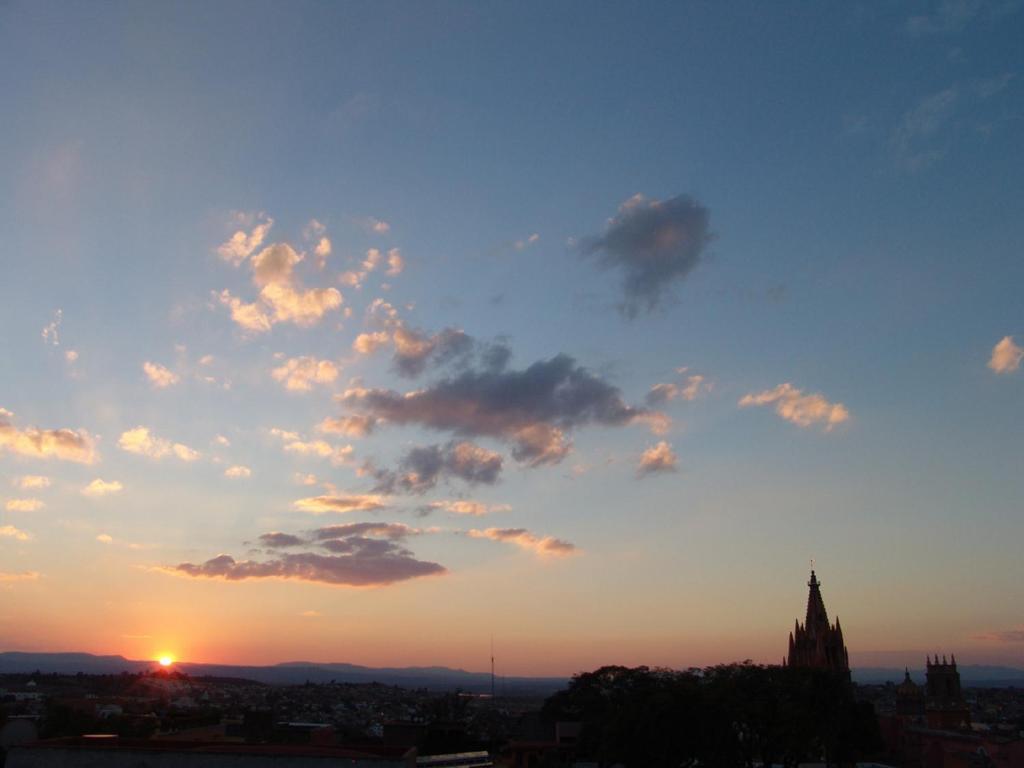 Casa Del Tio Hotel Boutique سان ميغيل دي الليندي المظهر الخارجي الصورة Sunset over the city